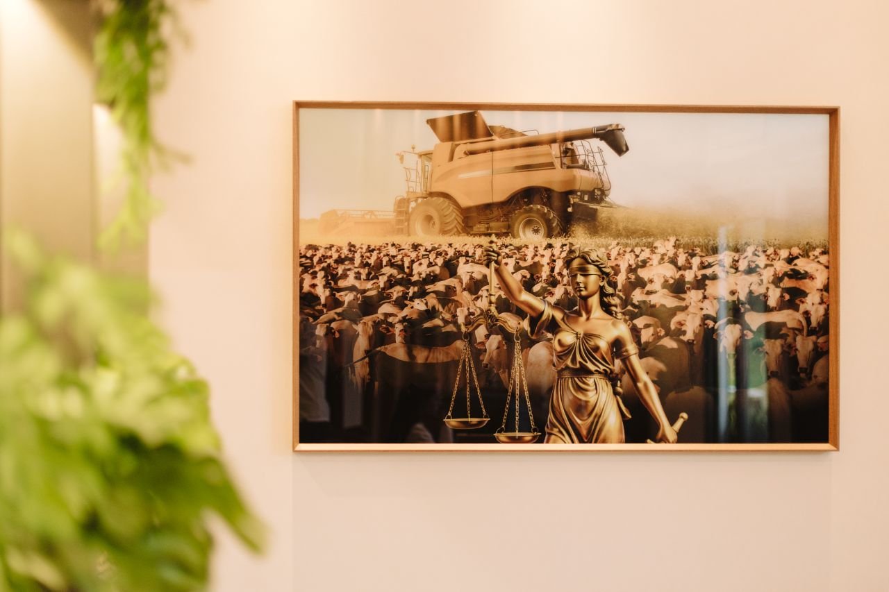 Quadro unindo a justiça e o agronegócio