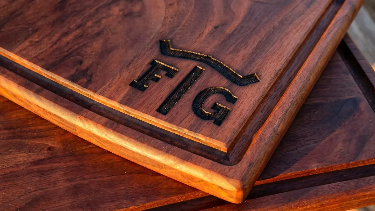 Tábua de madeira com a marca FTG gravada a fogo